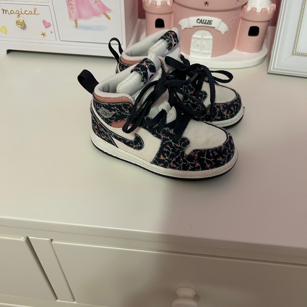 Toddler Nike Jordan’s floral size 8. Very good used condition!